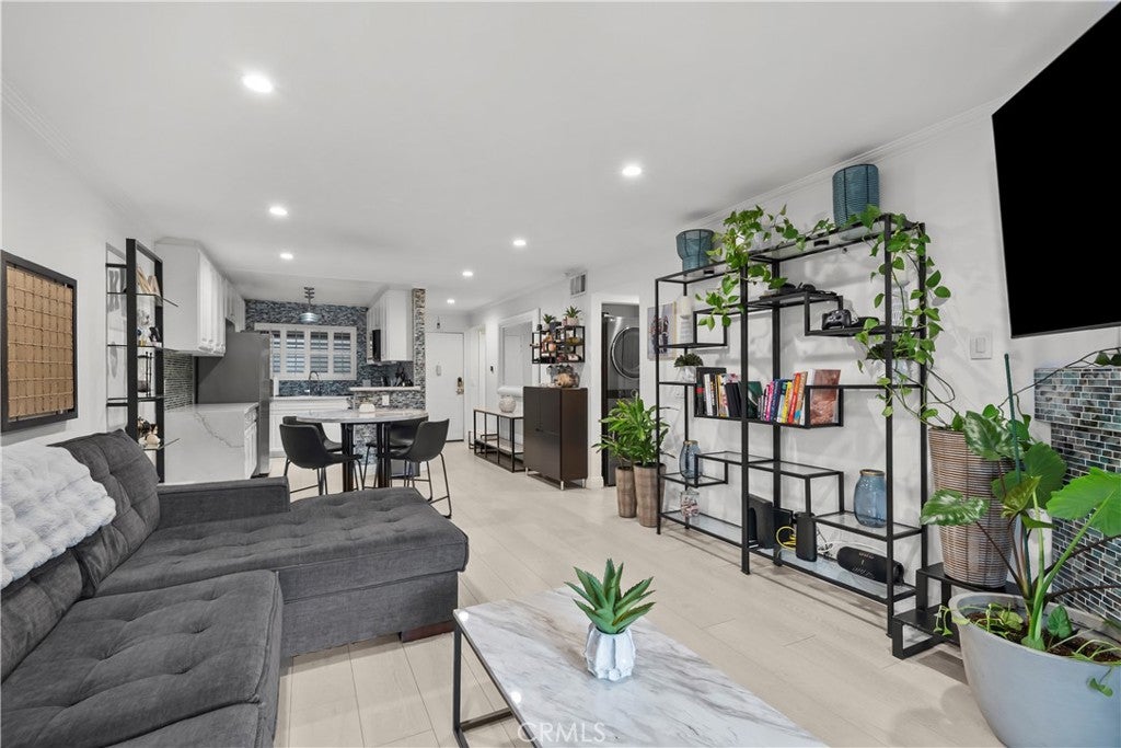 5515 Canoga 129