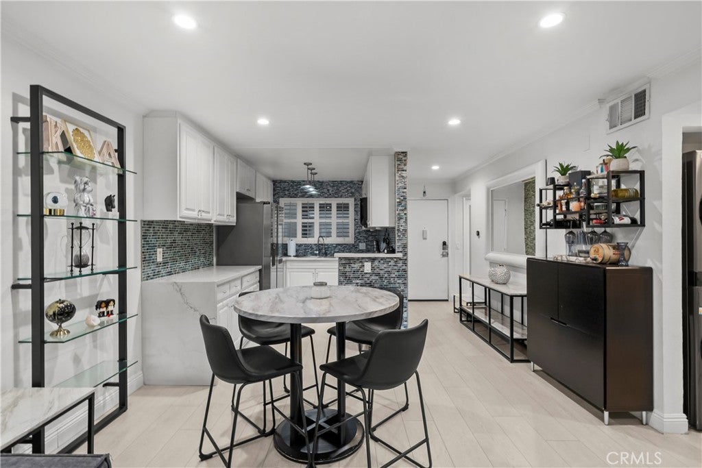 5515 Canoga 129