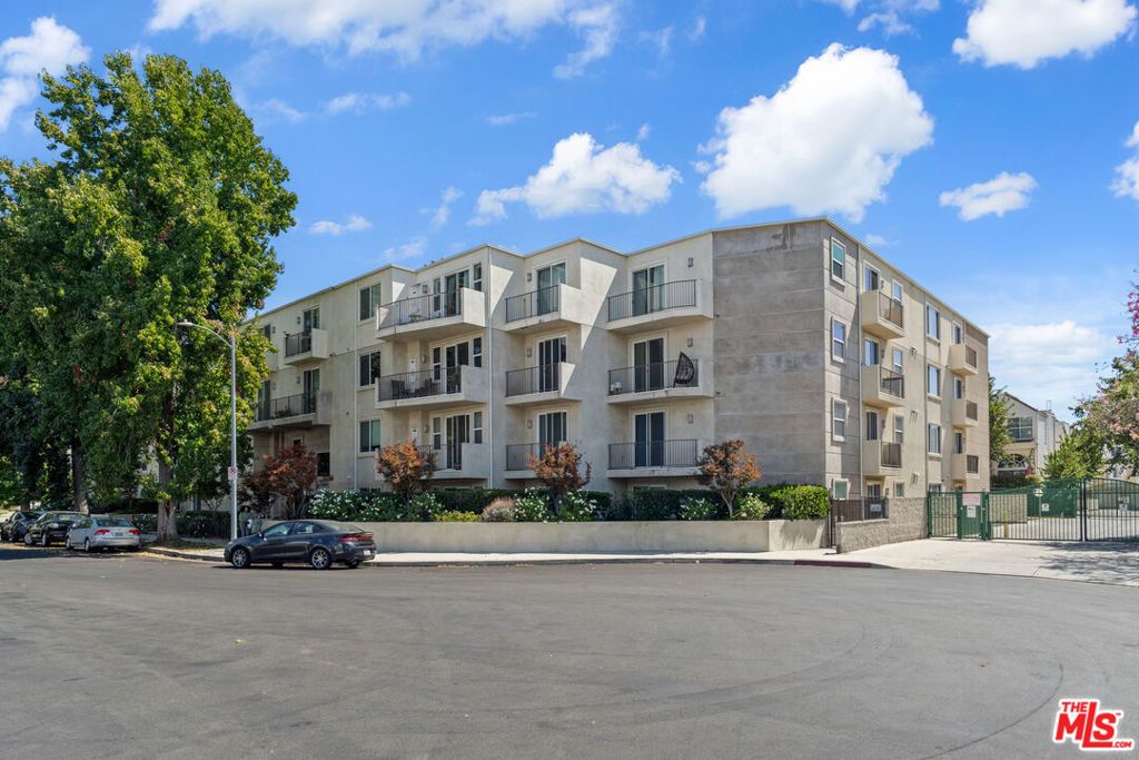 Photo of 14412 Killion Street #205, Sherman Oaks, CA 91401 (MLS # 26632871)