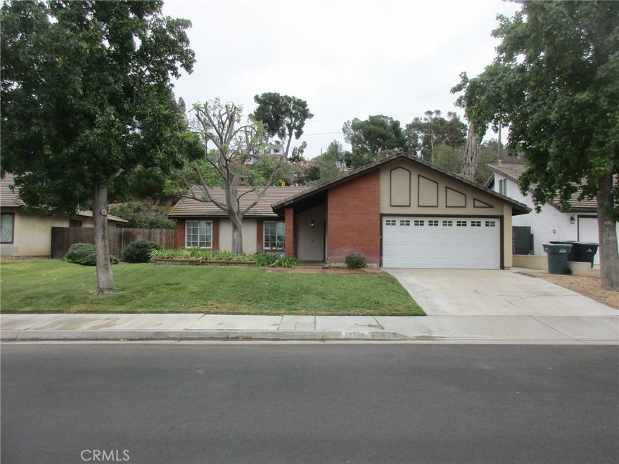 RIVERSIDE, NEAR GALLERIA, 3 BDR, 2 BATH, STOVE, MICROWAVE, D/W, C/A, FIREPLACE, WALK IN CLOSET, LAUNDRY HOOK UPS, 2 PATIOS, 2 CAR GARAGE W/OPENER, CEILING FANS, ALARM SYSTEM, GARDENER INCLUDED, 1408 SF, YR BLT 1984, 1 YEAR LEASE