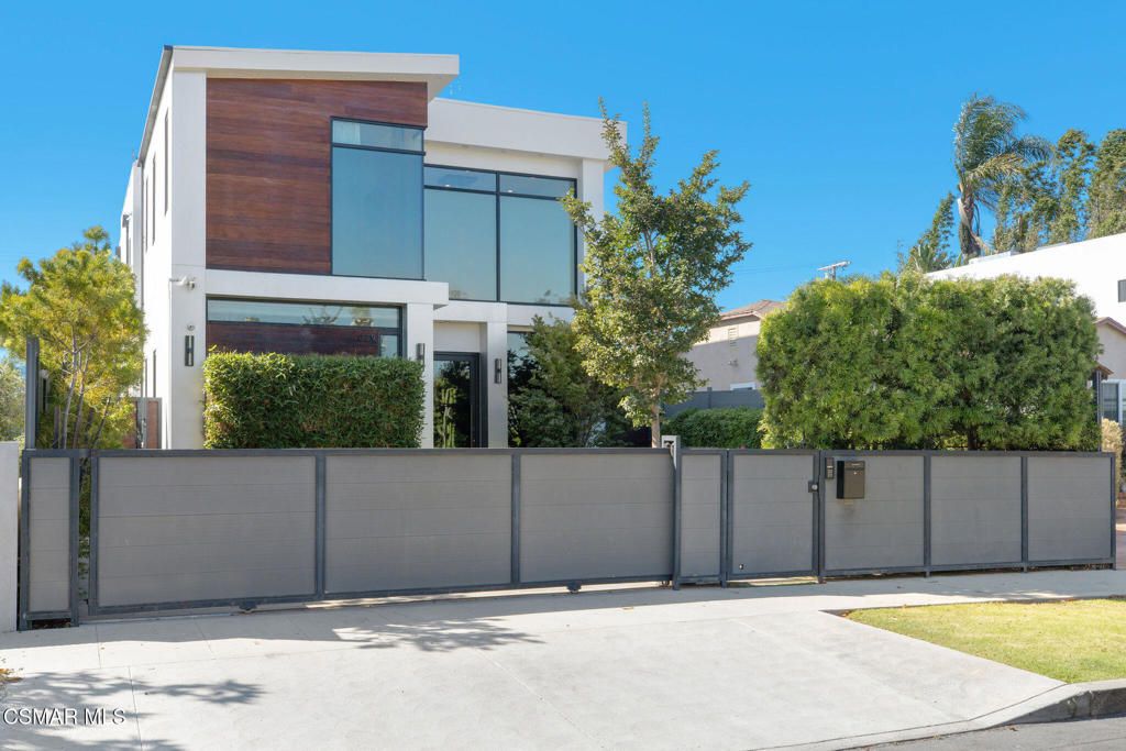 Photo of 829 Flower Avenue, Venice, CA 90291 (MLS # 225003771)