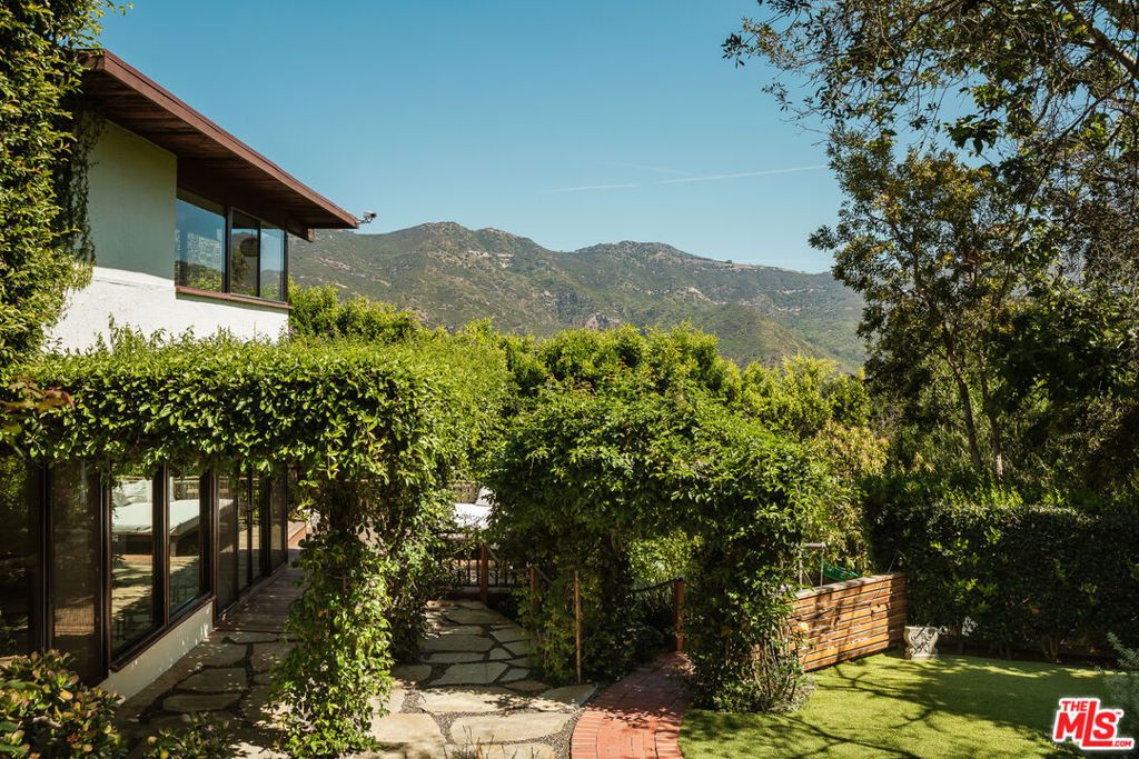 Photo of 26237 Fairside Road, Malibu, CA 90265 (MLS # 26718743)