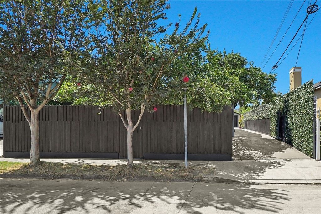 Photo of 5462 Homeside Ave Ave, Los Angeles, CA 90016 (MLS # WS25182220)