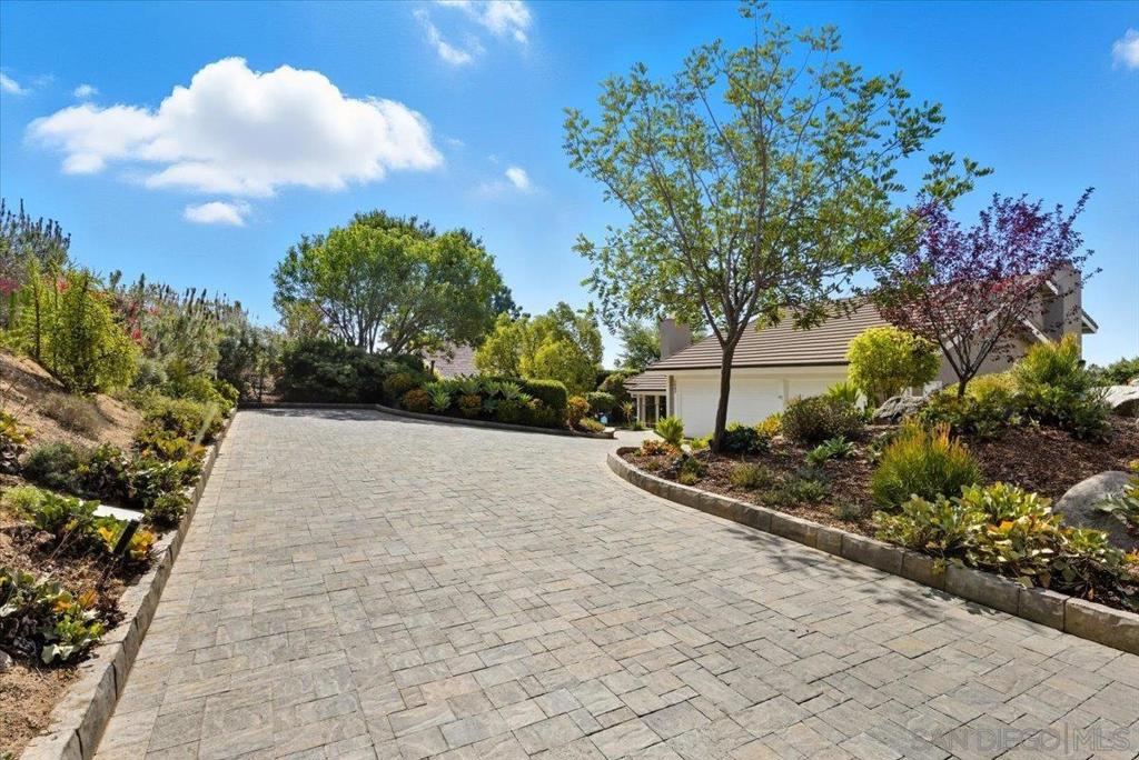 1542 Woody Hills Dr