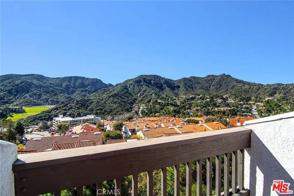Photo of 1694 Michael Lane, Pacific Palisades, CA 90272 (MLS # 25584137)