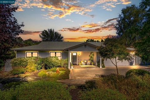 Photo of 1096 Mountain View Blvd, Walnut Creek, CA 94596 (MLS # 41114204)