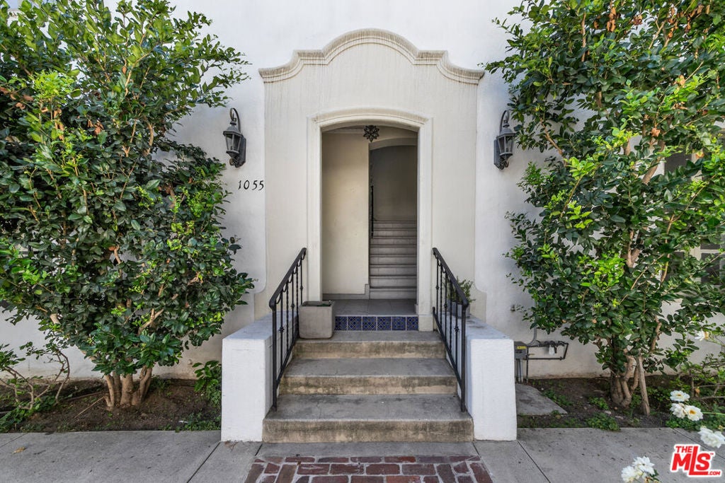 1047 S Orange Grove Avenue