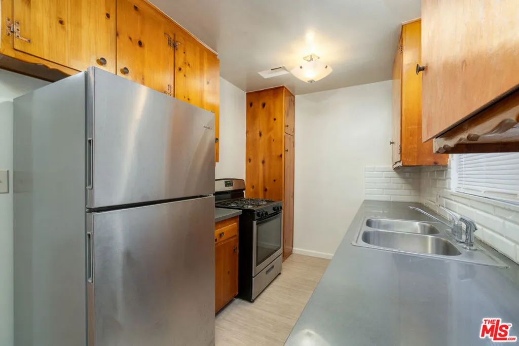 Los Angeles, California 90025, United States, 1 Bedroom Bedrooms, ,1 BathroomBathrooms,Residential,Active,226447