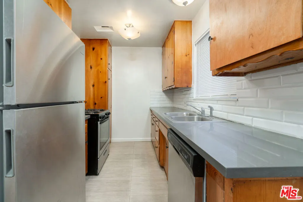 Los Angeles, California 90025, United States, 1 Bedroom Bedrooms, ,1 BathroomBathrooms,Residential,Active,226447