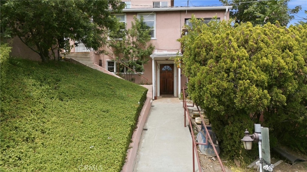3901 De Longpre Avenue