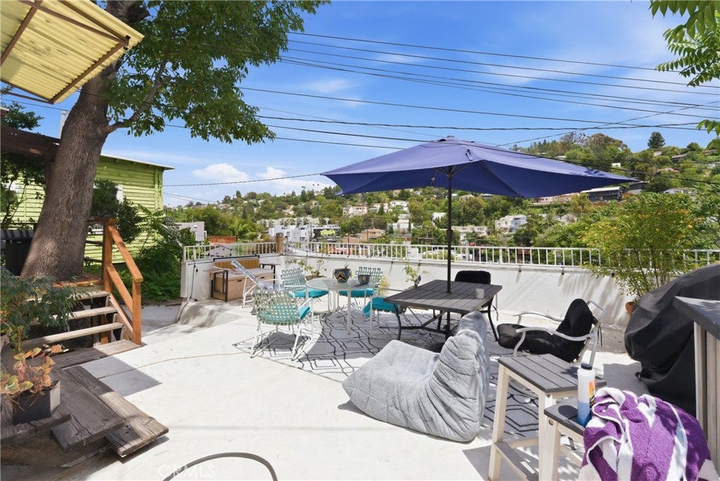 3901 De Longpre Avenue