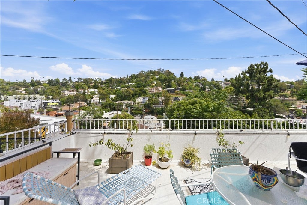 3901 De Longpre Avenue