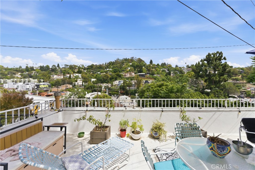3901 De Longpre Avenue