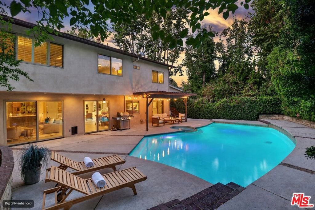 Photo of 4262 Levitt Lane, Sherman Oaks, CA 91403 (MLS # 26999109)