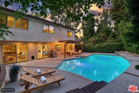 Photo of 4262 Levitt Lane, Sherman Oaks, CA 91403 (MLS # 26999109)