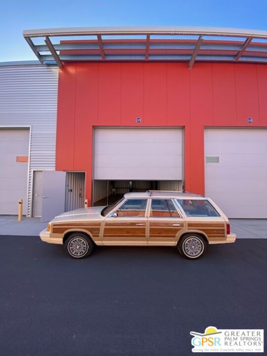 Large clean unit in Garagetown Palm Desert, perfect for storing cars, boats, RVs. Has utility sink, single car lift, and clubhouse access with bathroom.