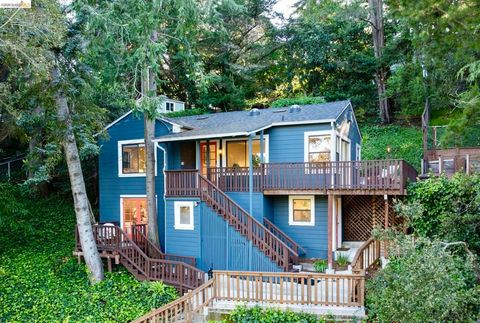 Photo of 6211 Valley View Rd Rd, Oakland, CA 94611 (MLS # 41131208)