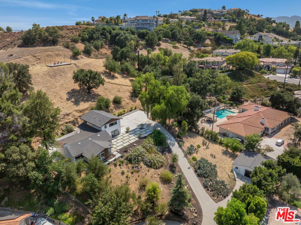 Photo of 9425 Gierson Avenue, Chatsworth, CA 91311 (MLS # 25597321)