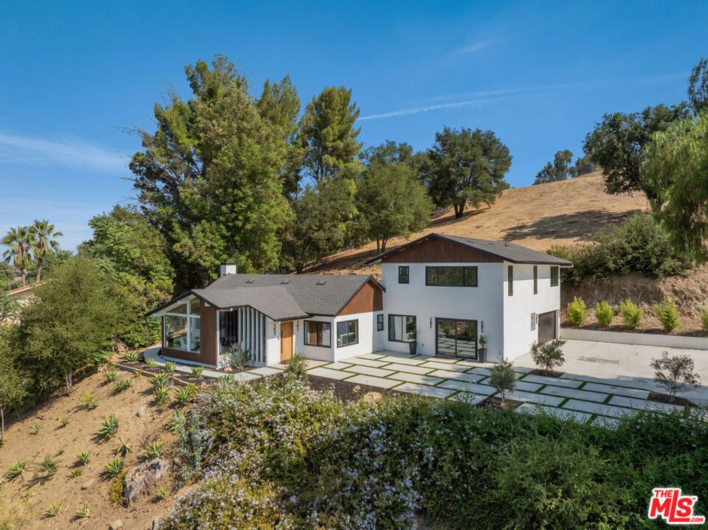 Photo of 9425 Gierson Avenue, Chatsworth, CA 91311 (MLS # 25597321)