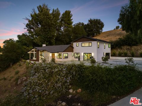 Photo of 9425 Gierson Avenue, Chatsworth, CA 91311 (MLS # 25597321)