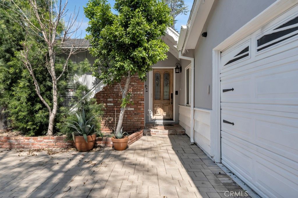 Photo of 22117 Ybarra Rd, Woodland Hills, CA 91364 (MLS # SR26053667)