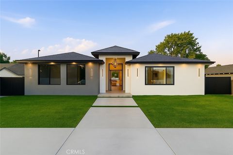 Photo of 23227 Burbank Boulevard, Woodland Hills, CA 91367 (MLS # SR25277101)