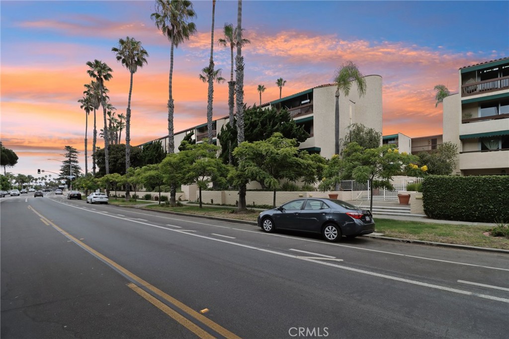 Welcome home to vacation style living year-round! Located just minutes from La Jolla
Village and Bird Rock Beach, this spacious 2 bed/2 bath corner unit offers the perfect blend
of comfort and convenience. Enjoy breathtaking sunset views from the privacy of your own
balcony or just a short walk to WindanSea Beach. The kitchen has been tastefully redone
with extended quartz countertops, an in-counter stove top, a pantry, open shelving, and
soft close drawers. Floor-to-ceiling windows and a sliding door provide abundant natural
light and seamless access to the balcony. This unit also comes with an all-in-one electric
washer and dryer for your convenience. Take advantage of the multiple pools, spas, and
gym in the Villa La Jolla complex! This unit has (1) designated parking spot. This property truly offers everything you need for
luxurious living in a sought-after location. Don't miss the opportunity to call this beautiful
unit your home!