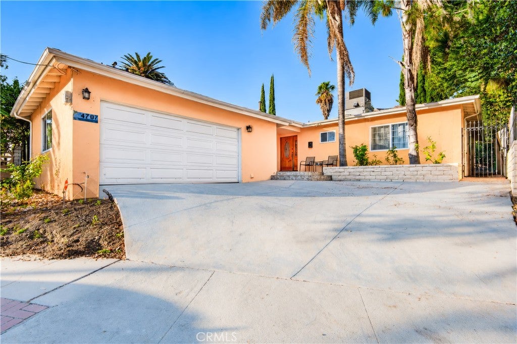 Photo of 4707 Cardenas Avenue, Woodland Hills, CA 91364 (MLS # SR26214727)