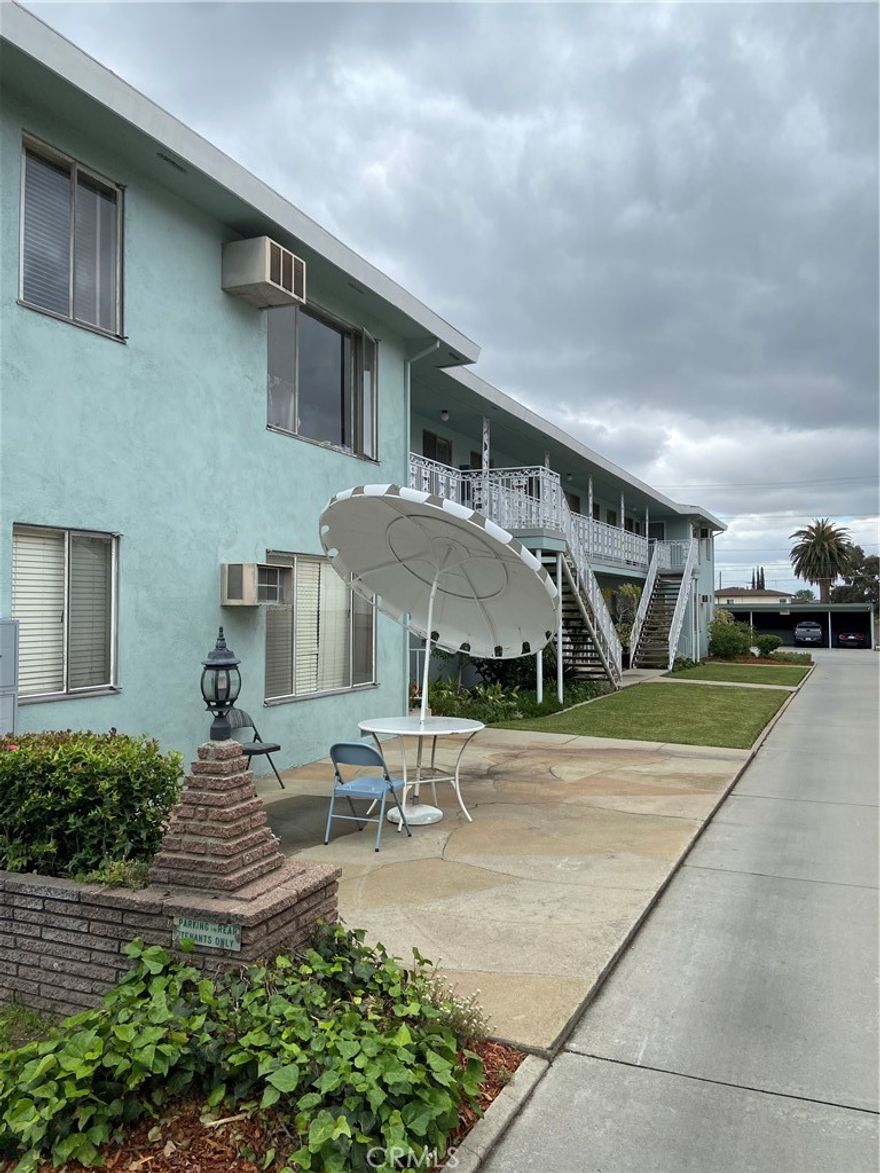 2 BEDROOM GROUND LEVEL ONE STORY END UNIT.  QUIET & SAFE.  EAT-IN KITCHEN NOOK. GAS STOVE. REFRIGERATOR IF NEEDED.  SPACIOUS LIVING ROOM.   CEILING FANS. HALLWAY WITH CUPBOARDS AND DRAWERS FOR STORAGE. MID-CENTURY CLASSIC!  ON A LOVELY TREE LINED STREET IN ARCADIA. WELL KEPT LANDSCAPE. BUILDING LAUNDRY ROOM. CARPORT PARKING WITH STORAGE CUPBOARD.  AMONG BEAUTIFUL TOWNHOMES. WALK TO SHOPPING.  NEAR LOVELY ARCADIA PARK. CLOSE TO THE SHOPS SANTA ANITA. BEAUTIFUL LA ARBORETUM NEARBY. NEIGHBOORHOOD PARK AROUND THE CORNER. NO PETS/ NO SMOKING POLICY. GOOD CREDIT REQUIRED.  MAKE THIS YOUR HOME TODAY. THANK YOU!