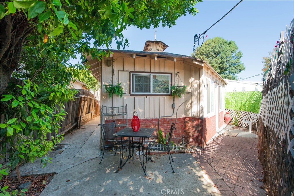 Welcome Home to Your Private, Charming Guest House. Tucked away from the street for added privacy, this completely detached one-bedroom guest house offers a peaceful retreat with its own private side entrance. Inside, you'll find a spacious kitchen, cozy dining nook, comfortable living room, private bedroom, full bathroom, walk-in closet, and your own outdoor patio space—perfect for relaxing or enjoying a morning coffee.
All utilities are included in the rent, along with complimentary Wi-Fi and professional gardening services, making this an easy and stress-free place to call home.