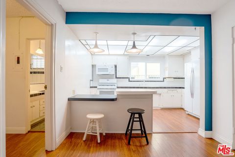 Photo of 446 S St Andrews Place #3, Los Angeles, CA 90020 (MLS # 26840309)