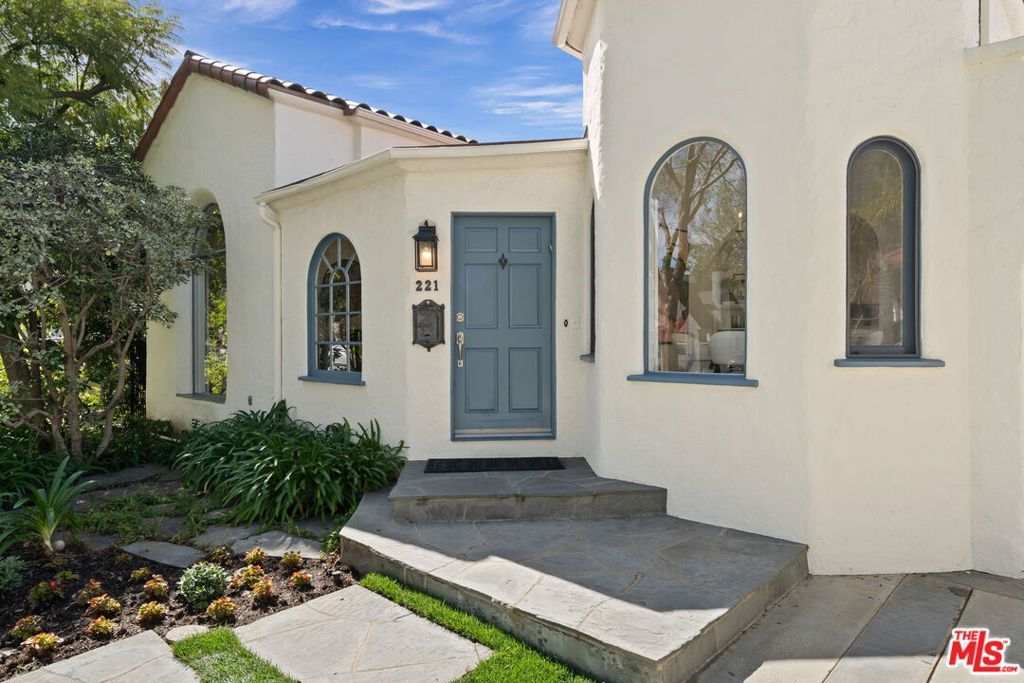 Photo of 221 S Almont Drive, Beverly Hills, CA 90211 (MLS # 26657989)