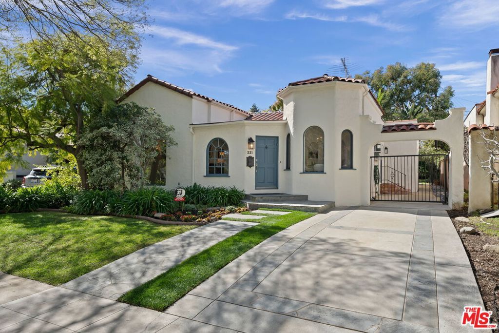 Photo of 221 S Almont Drive, Beverly Hills, CA 90211 (MLS # 26657989)