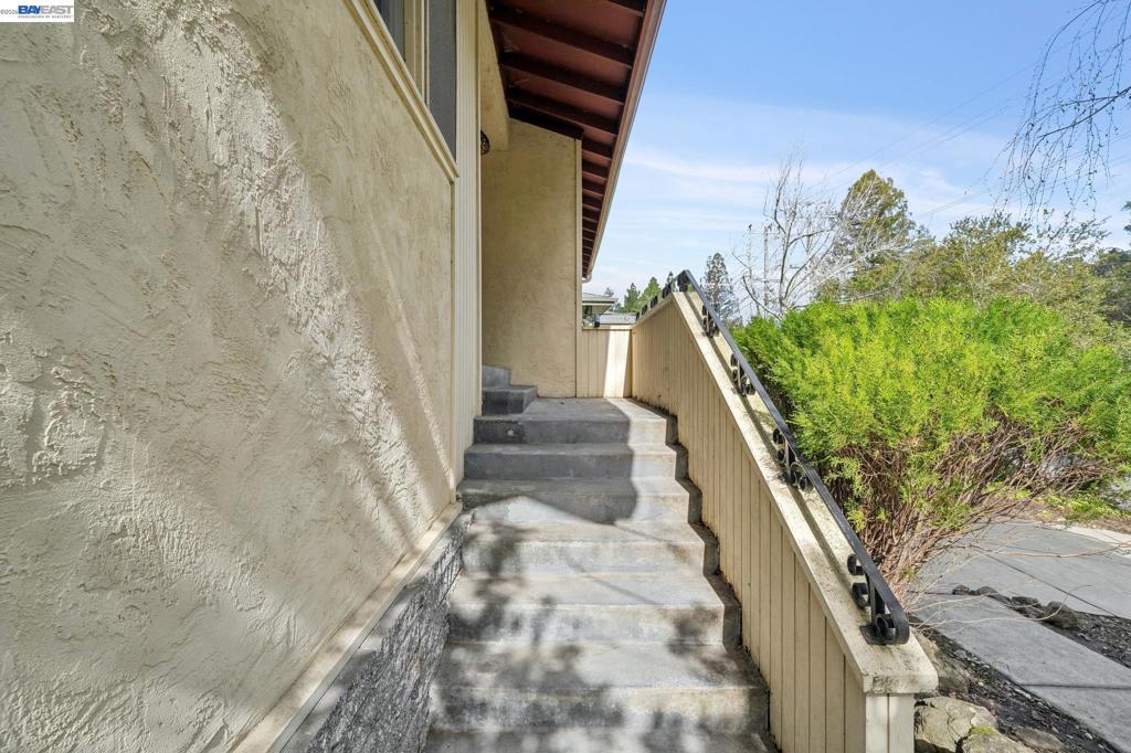 2033 2033 Trafalgar Pl