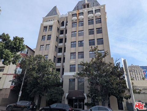 Photo of 634 S Gramercy Place #708, Los Angeles, CA 90005 (MLS # 26641529)