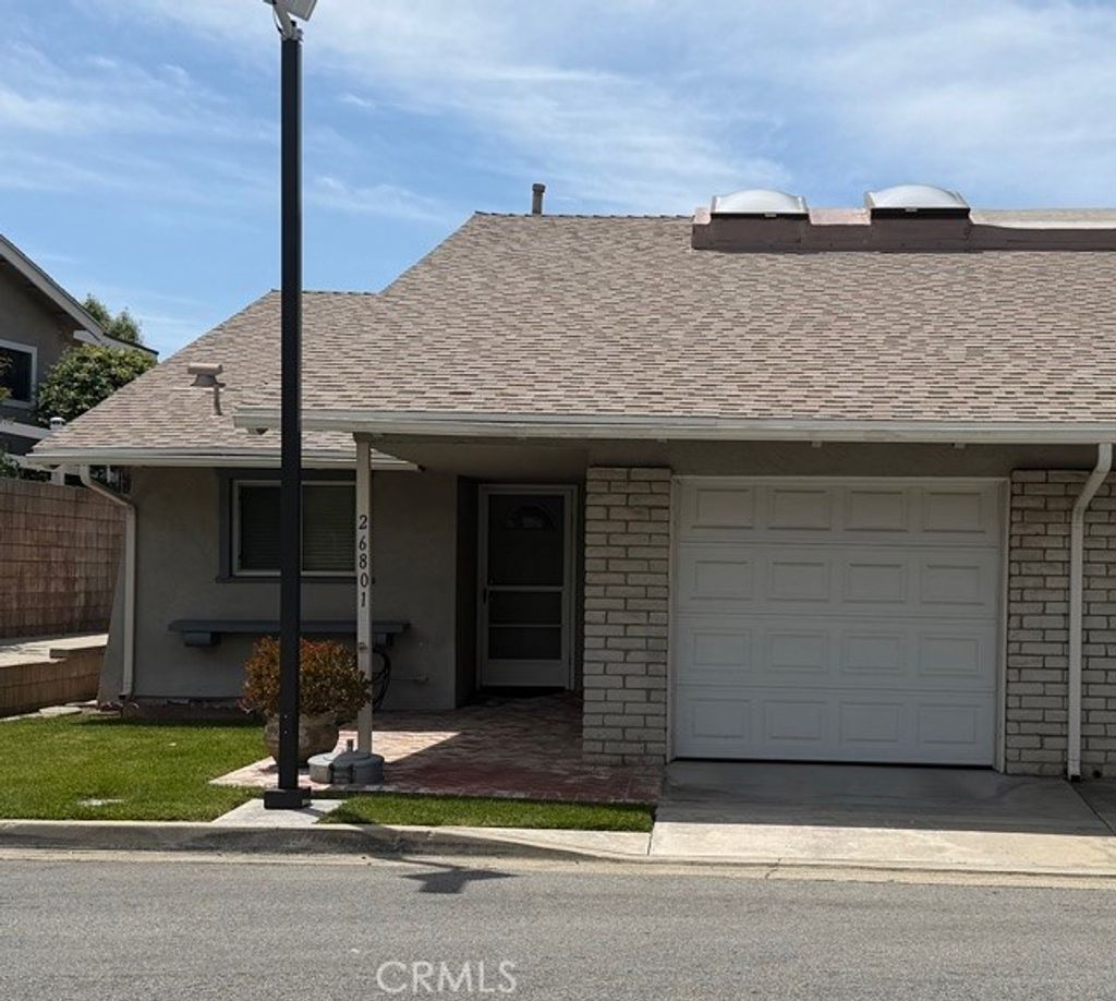 Photo of 26801 Circle Of The Oaks, Newhall, CA 91321 (MLS # SR26095722)