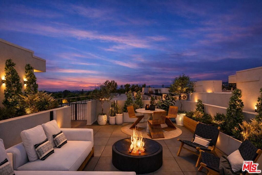 Photo of 505 Barrington Ave #402, Los Angeles, CA 90049 (MLS # 25501475)