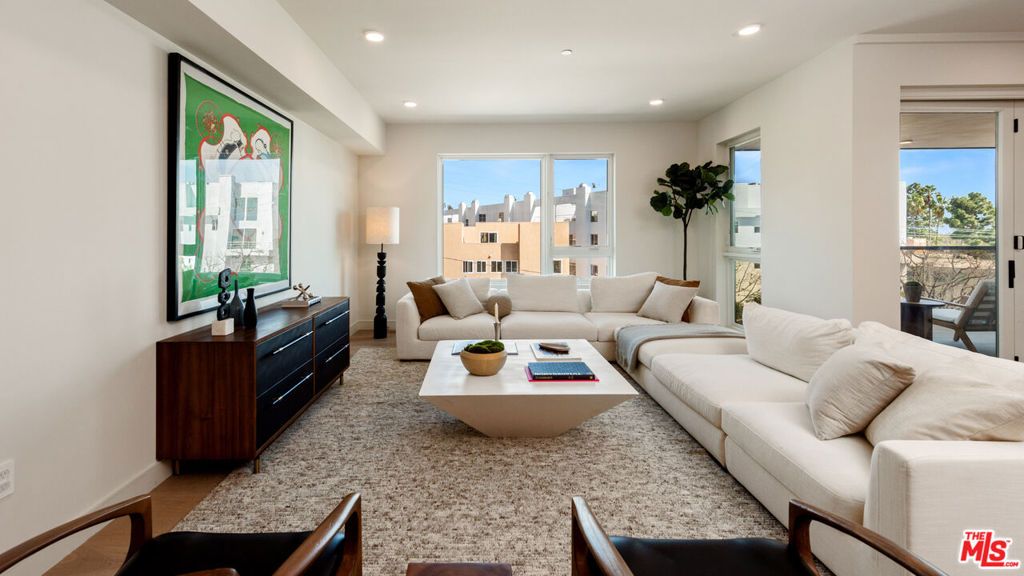 Photo of 505 Barrington Ave #402, Los Angeles, CA 90049 (MLS # 25501475)