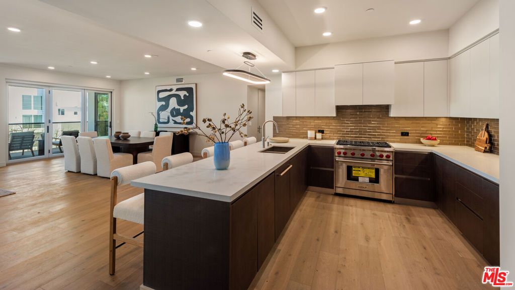 Photo of 505 Barrington Ave #402, Los Angeles, CA 90049 (MLS # 25501475)