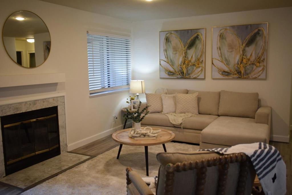 1435 Alma Loop