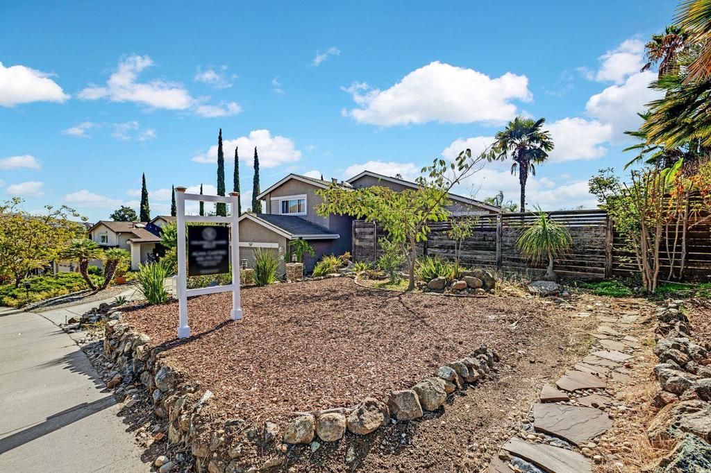 Photo of 464 Archglen Way, San Jose, CA 95111 (MLS # ML82025295)