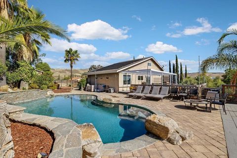 Photo of 464 Archglen Way, San Jose, CA 95111 (MLS # ML82025295)