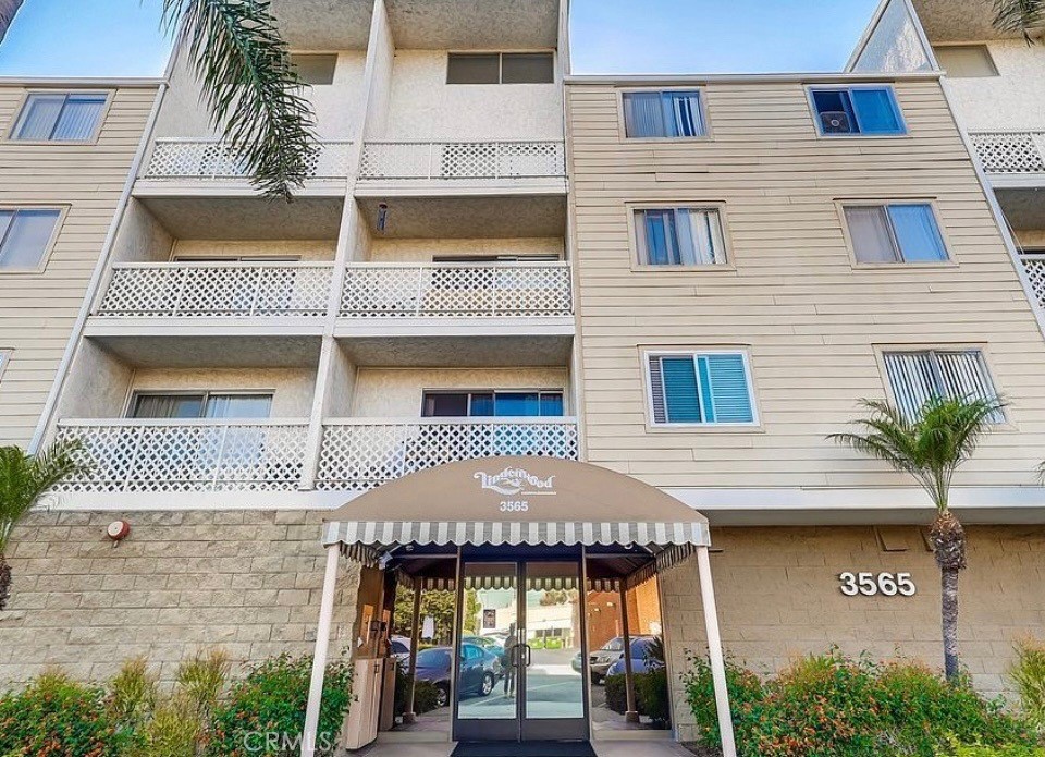 GREAT, ......DEAL!!!!!One bedroom and one bath condo located in the desirable area of Bixby Knolls. This is located in a community that is well situated near Transportation, World Famous Aquarium of the Pacific, Long Beach's Famous Night life, Freeways, Stores, Shops, Restaurants and Groceries Stores. Condo amenities include Club House, Health Club House, Pool, BBQ, Courtyard, Laundry, Elevator, Gated Parking and Secured Building. Very spacious open floor plan and lots of natural light. !!!!!!!!GREAT PRICE won't last, BRING YOUR OFFERS!!!!!!!!!!!!!!!!