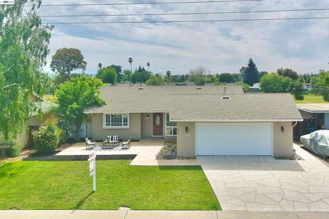 Photo of 1476 Bluebell Dr Dr, Livermore, CA 94551 (MLS # 41131059)