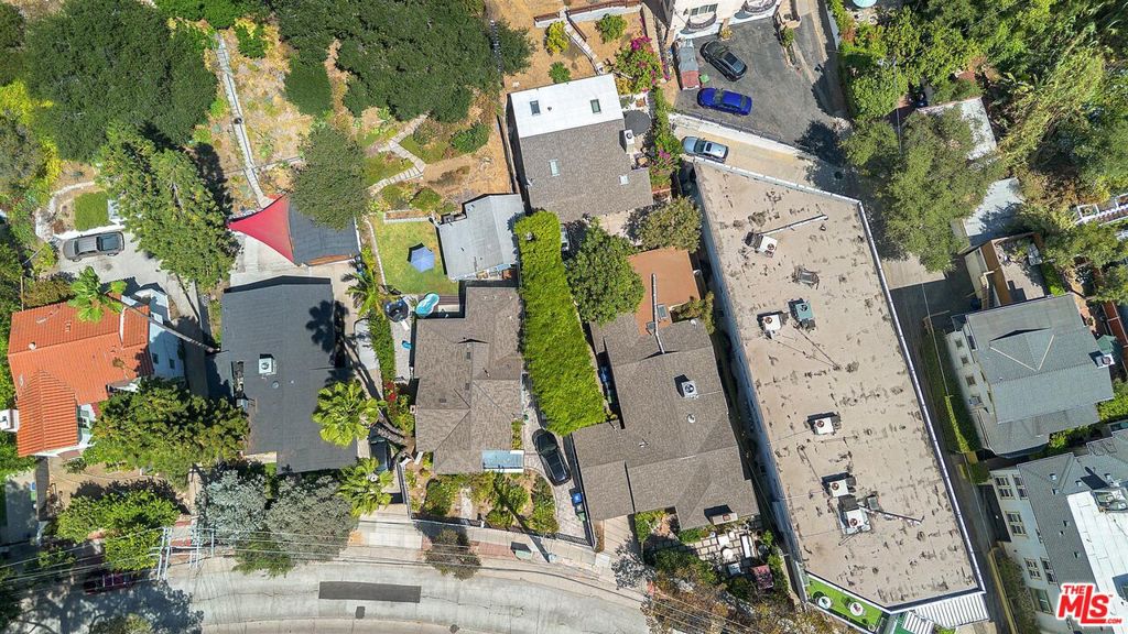 2652 N Beachwood Drive