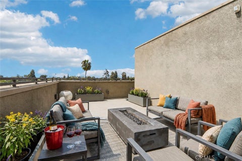 Photo of 13219 Victory Boulevard, Valley Glen, CA 91401 (MLS # SR26137377)