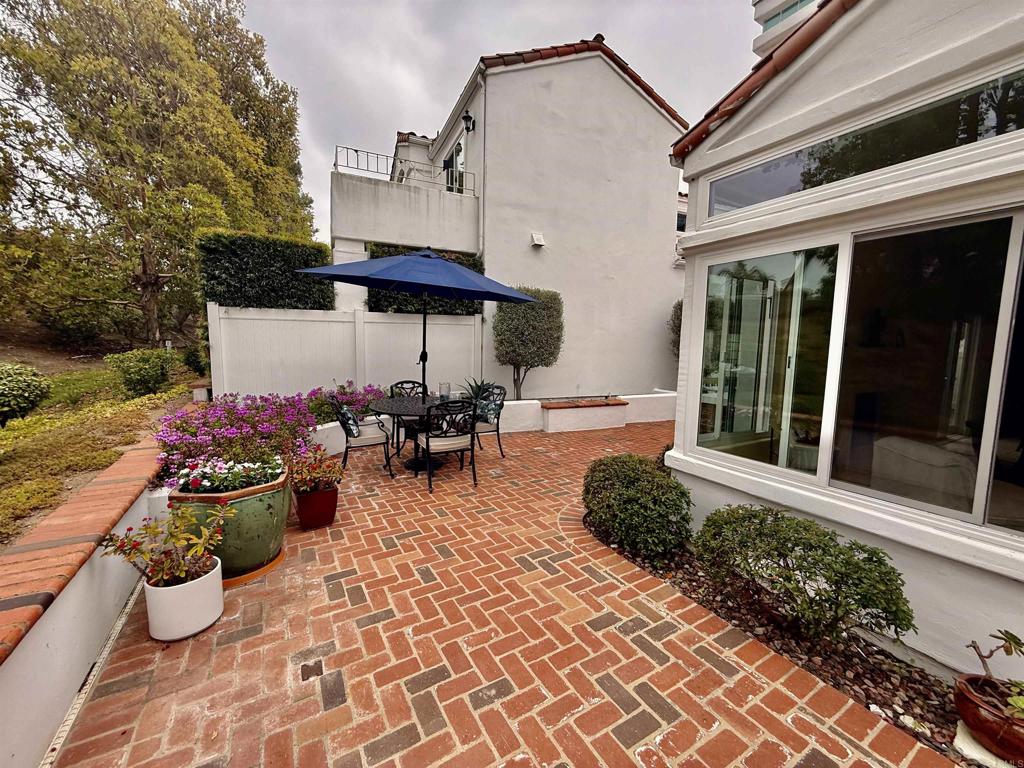 4976 Lamia Way