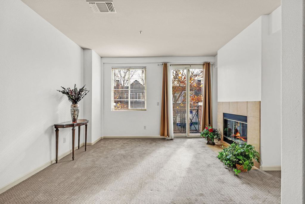 Photo of 710 City Walk Pl #4, Hayward, CA 94541 (MLS # 41121076)