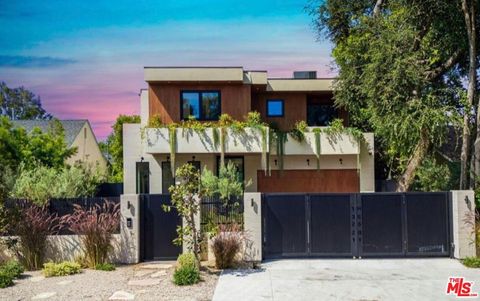Photo of 13221 Hesby Street, Sherman Oaks, CA 91423 (MLS # 26664109)