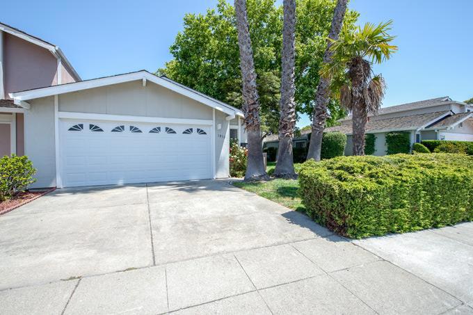 2BR/2BA WITH A LIVING/DINING ROOM COMBO, DEN WHICH CAN BE AN ADDITIONAL 3RD BEDROOM,BELONGS TO COMPLEX WITH POOL, CLUBHOUSE AND TENNIS COURT. GREAT LOCATION CLOSE TO BRIDGEPOINTE SHOPPING CENTER.